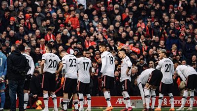 نجم مانشستر يونايتد يواجه شبح الإيقاف بسبب دفع حكم مباراة ليفربول 