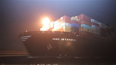 7 صور ترصد تعويم سفينة الحاويات MSC ISTANBUL  وعبورها من قناة السويس 