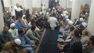 موائد الطعام وإنشاد المديح في احتفالات مولد أبو الحجاج الأقصري (فيديو)