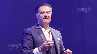 راغب علامة يفاجئ معجبة بهذه الطريقة على المسرح (فيديو)