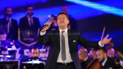 شاب يطلب يد حبيبته في حفل راغب علامة (فيديو)