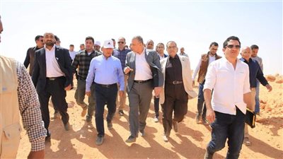 وزير النقل يتفقد قطار الصعيد الكهربائي 