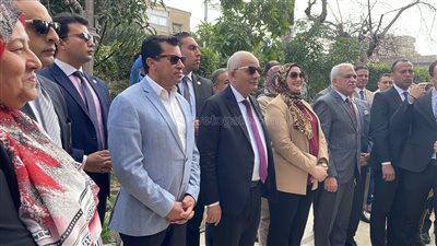 وزير الرياضة يلتقط صورة تذكارية مع فريق كاراتيه مدرسة مصر الجديدة النموذجية (فيديو وصور)