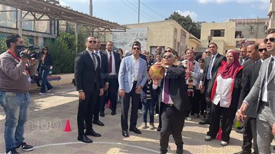 وزيرا الشباب والتعليم يشاركان طالبات مصر الجديدة لعبة كرة السلة (فيديو)