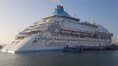 كريستال السماوية تصل ميناء بورسعيد السياحي وعلى متنها 1000 سائح (صور)