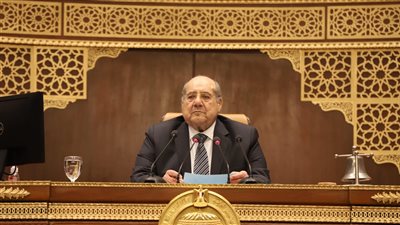 رئيس الشيوخ يتحفظ على توجيه الأعضاء الشكر للحكومة: ليس تفضلا 