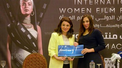 مهرجان أسوان الدولي لأفلام المرأة يكرم الدكتورة درية شرف الدين (صور)