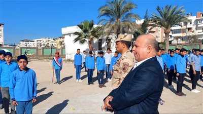 وكيل تعليم دمياط يشارك طلاب إحدى المدارس طابور الصباح