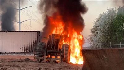 متظاهرون يلقون زجاجات المولوتوف على رجال الشرطة الأمريكية (فيديو) 