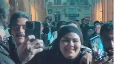 الجمهور يحاصر محمد رمضان في وسط القاهرة (فيديو)