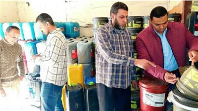 ضبط 20 طن زيت سيارات مجهول المصدر خلال حملة بكوم حمادة (صور)