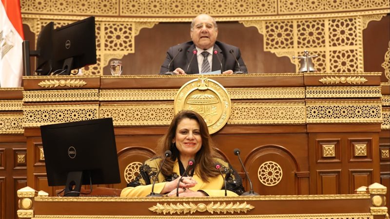 وزيرة الهجرة تعرض