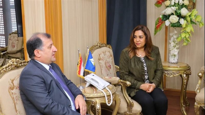 منال عوض مع سفير