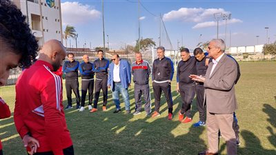 رئيس المقاولون العرب يحفز اللاعبين قبل مواجهة الأهلي