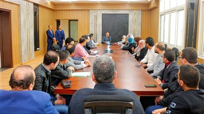 رئيس جامعة المنصورة يلتقي أعضاء الجهاز الإداري بالجامعة الأهلية
