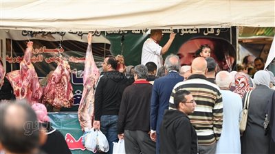 زحام على اللحوم في معرض وزارة الزراعة بحديقة الأورمان (صور)