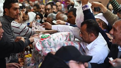 زحام على اللحوم والسعر مفاجأة بـ معرض الزراعة.. للمواطن الحق في شراء أي كمية.. وهذه مواعيد العمل  