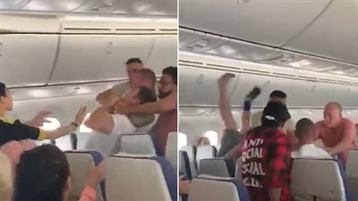 جريمة مزدوجة، راكب يفتح باب الطوارئ ويحاول طعن مضيفة جوية في رقبتها