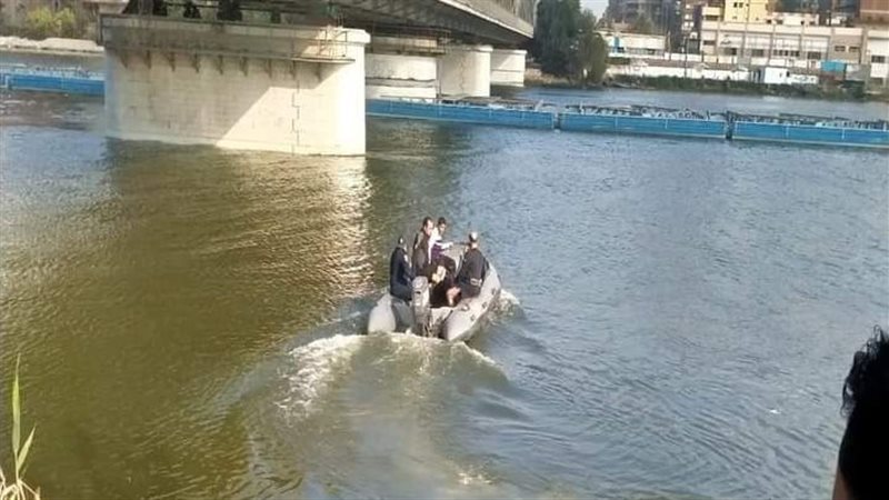شاب يلقي بنفسه من
