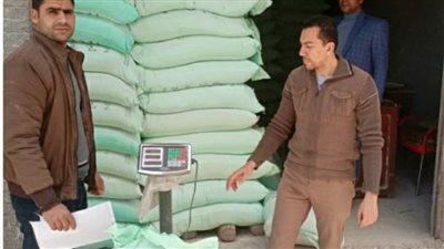 ضبط مخزن دقيق بلدي بحوش عيسى تلاعب فى وزن عبوة الشكاير (صور)