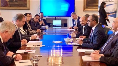 السفير البريطاني: المملكة المتحدة ملتزمة باستثمارات ملائمة للمستقبل في مصر