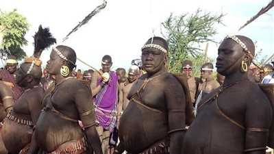 حكاية قبيلة أفريقية تكرم صاحب أكبر كرش (صور) 