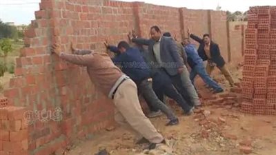  موظفو المحليات يهدمون جدارا مخالفا في الشرقية (صور)