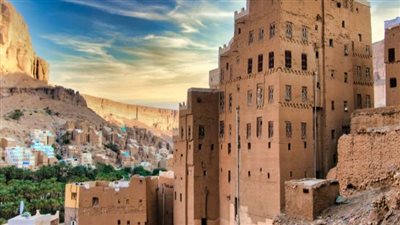 العسل يغطي شوارع إب باليمن (فيديو)