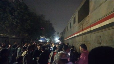 مواطنون يحاولون إخراج مصابي حادث قطار قليوب (فيديو) 