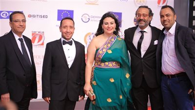 سوزان نجم الدين ومادلين طبر علي السجادة الحمراء لعرض فيلم كاملة بمهرجان أسوان