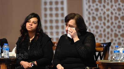 انهيار أسرة شريفة فاضل أثناء تلقي عزاءها بمسجد الشرطة (فيديو وصور)