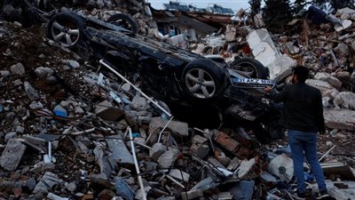 ناجون من زلزال تركيا ينبشون الأنقاض بحثا عن مدخراتهم الذهبية