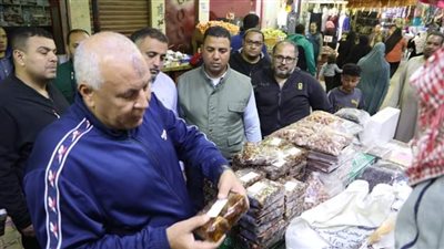 محافظ الوادي الجديد يتفقد سوق الشعلة بالخارجة