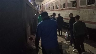 انتقال فرق الطوارئ إلى موقع حادث قطار قليوب وبدء حصر الخسائر والمصابين