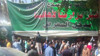 زحام المواطنين على معرض وزارة الزراعة للسلع بحديقة الأورمان (فيديو وصور) 