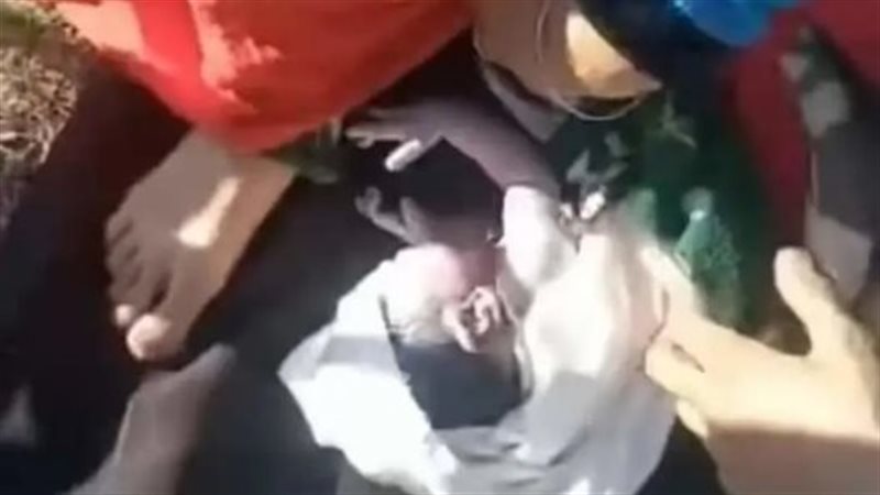 ولادة طفل في حديقة