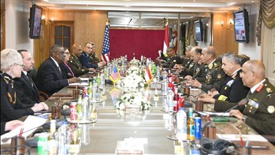 القائد العام للقوات المسلحة يلتقى وزير الدفاع الأمريكى