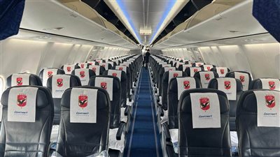 شعار الأهلي يزين طائرة مصر للطيران المتجهة إلى جنوب أفريقيا