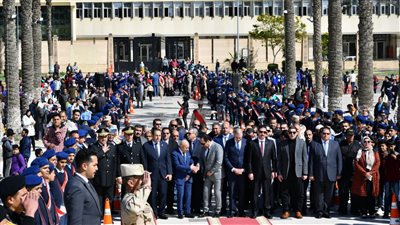 محافظ بورسعيد يضع إكليلا من الزهور على النصب التذكاري احتفالا بيوم الشهيد (صور) 