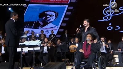 أحمد عدوية على كرسي متحرك في حفل تكريم هاني شنودة (صور)