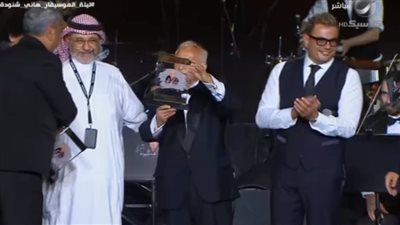 ماذا حدث في حفل تكريم هاني شنودة بالرياض، مفاجأة فنية من عمرو دياب، أنغام تصف الفن المصري بـ