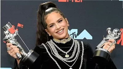 من هي المطربة روزاليا التي يظهر شعارها على قميص برشلونة في الكلاسيكو (صور) 