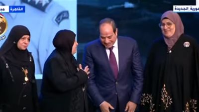 السيسي يطلب من أمهات الشهداء التقاط صورة تذكارية