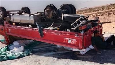 انقلاب سيارة نصف نقل بطريق الخارجة - الداخلة بالوادي الجديد