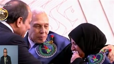 والدة أحد الشهداء تبكي أثناء تكريمها من الرئيس السيسي