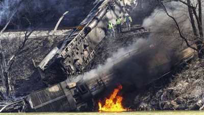 إصابة 3 أشخاص في خروج قطار عن مساره بأمريكا 