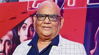 أزمة قلبية تنهي حياة النجم الهندي ساتيش كاوشيك وزملاؤه يودعونه بكلمات مؤثرة