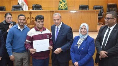 القوى العاملة: تسليم عقود عمل لذوي الهمم بالقليوبية لدمجهم فى المجتمع