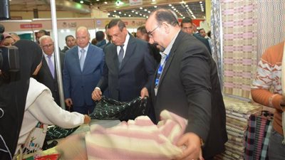 وزيرا التنمية المحلية والبيئة يفتتحان جناح أيادي مصر بمعرض القاهرة الدولي (صور)