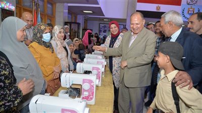 محافظ أسيوط يسلم 22 ماكينة خياطة للسيدات المعيلات وذوات الهمم 